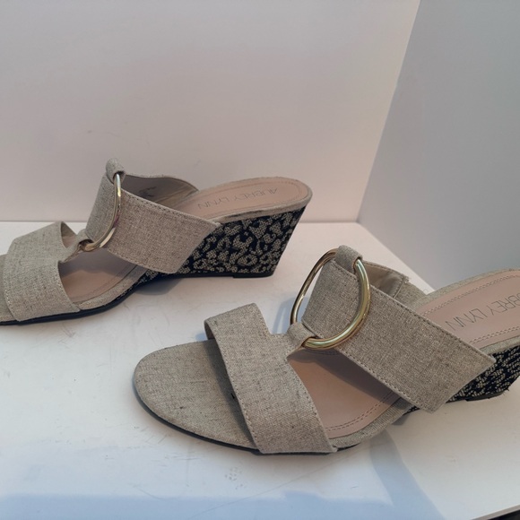 Size 10 Aubrey Lynn khaki and black 3’ wedge. - Picture 3 of 5